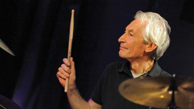 Charlie Watts, o baterista inimitável dos Rolling Stones, morto aos 80